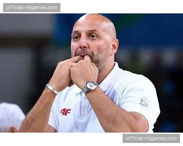 凤凰城水星队老将戴安娜·陶乐西现身训练馆，指导年轻球员投篮