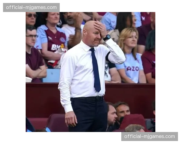 比赛第7分钟，全场球迷为不久前去世的阿斯顿维拉名宿保罗·默森默哀